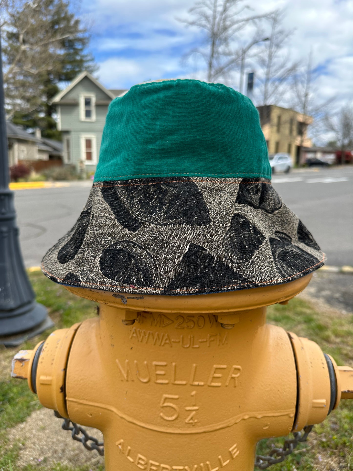 LARGE//23"~ BIG BRIM BUCKET