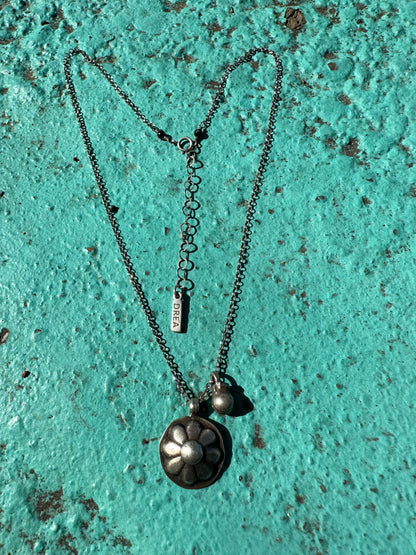 Lucky Vintage Daisy Necklace